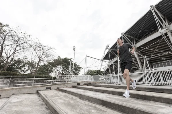 Joven Atleta Asiático Corriendo Delante Del Estadio Hombre Entrena Aire — Foto de Stock