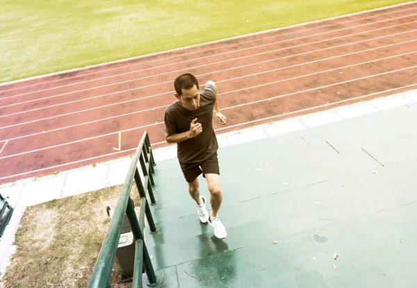 Joven Asiático Hombre Corriendo Arriba Estadio Fondo — Foto de Stock