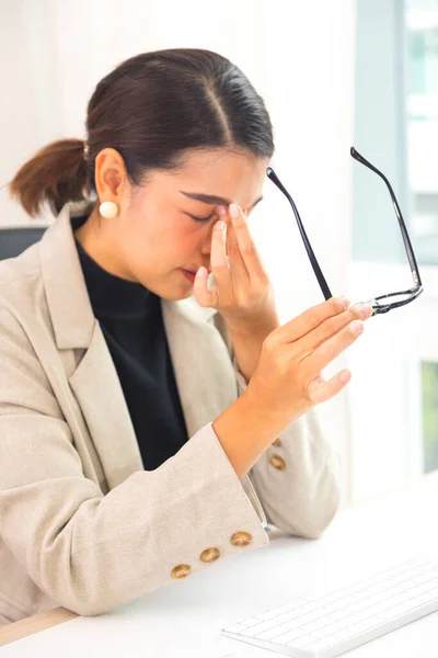 Joven Asiática Mujer Negocios Tocando Masaje Rígido Cuello Para Aliviar — Foto de Stock