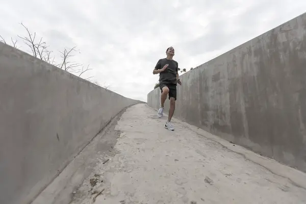 Active Guy Sportswear Running Wall Modern Building — Stock Photo, Image