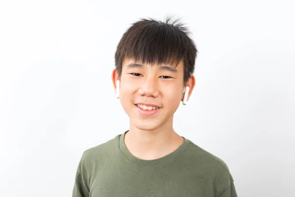 Alegre Asiático Chico Usando Orejeras Sonriendo Blanco Fondo — Foto de Stock