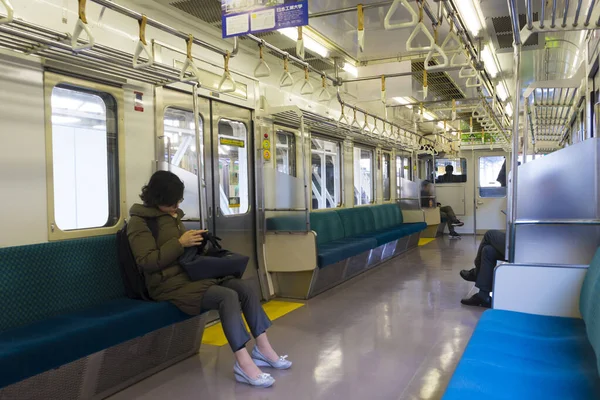 Люди Сидящие Поезде Станции Метро — стоковое фото