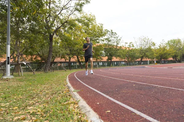 Joven Asiático Hombre Atleta Corriendo Entrenamiento Pista Atletismo — Foto de Stock