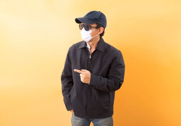 Sarı Arka Planda Tıbbi Maske Takan Genç Asyalı Adam — Stok fotoğraf