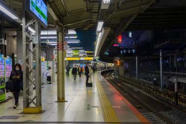 Şehirdeki tren istasyonu manzaralı.