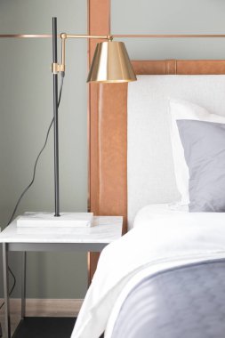 Modern bir yatak odasının iç dekorasyonu.