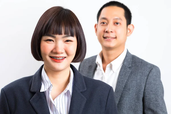 仕事のスーツ姿のビジネスマンと女性のアジア人の肖像が白い背景に立つ — ストック写真