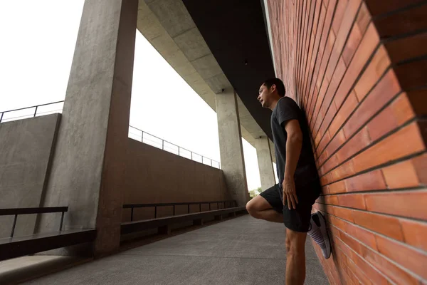 Tipo Activo Ropa Deportiva Corriendo Largo Pared Del Edificio Moderno — Foto de Stock