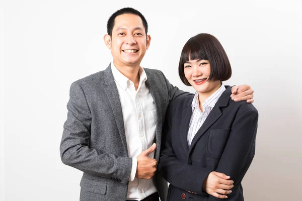 アジア系の若手ビジネスマン2人が一緒に立っている 白人を背景に孤立した二人のアジア系男性と女性 — ストック写真