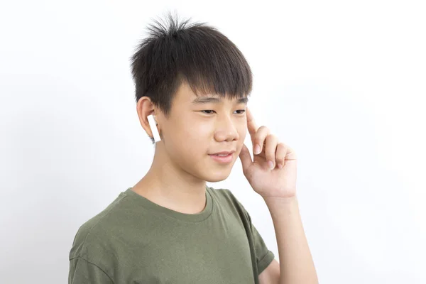 Vreugdevolle Aziatische Jongen Dragen Oordopjes Glimlachen Witte Achtergrond — Stockfoto