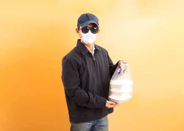 Asijské Dodávky Muž Ochranné Masce Drží Jídlo Box Přes Pastelové — Stock fotografie