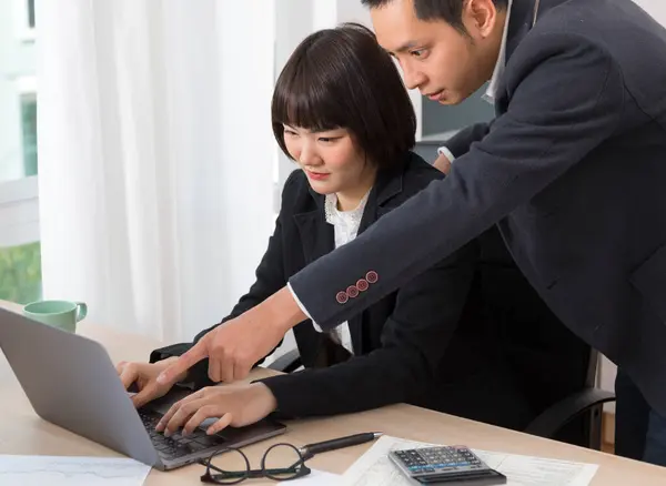 Asian Businessman Boss Smile Pointing Finger Computer While Woman Worker — Stock Photo, Image
