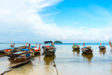 Tayland 'ın güneyindeki Ko Lipe adasında uzun kuyruklu tekne limanı. Tropik ve egzotik ada, Tarutao Ulusal Doğa Parkının bir parçası olan tropik cennetin sembolüdür.