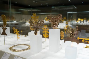 New York, ABD - 26 Nisan 2018: New York, ABD 'deki Metropolitan Sanat Müzesi' nin The Arts of the Americas 'ında Kolomb öncesi sanat koleksiyonu sergileniyor