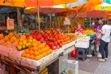 Bangkok, Tayland - 6 Kasım 2020: 6 Kasım 2020 'de Bangkok, Tayland' da Yaowarat veya Çin Mahallesi 'nde birçok insanla kuru ve taze meyve dükkanı.