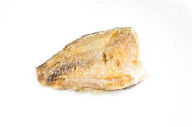 Kızarmış Trichogaster pektoralis balığı beyaz arka planda.