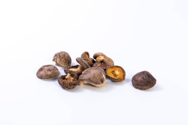 Beyaz arka planda kurutulmuş shiitake mantarı..