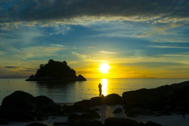 Koh Lipe Adası, Satun, Tayland 'da gün batımında güzel tropik plaj..