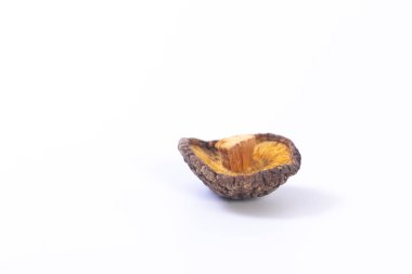 Beyaz arka planda kurutulmuş shiitake mantarı..