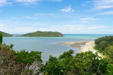 Laem Sala plajının beyaz kumsalı. Tayland 'daki Kuru kireçtaşı tepelerinin üç tarafında yer alıyor..