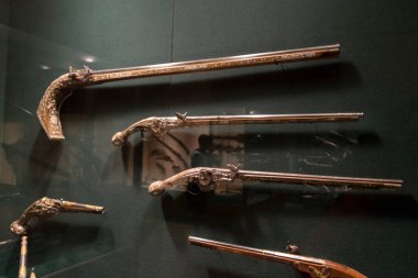 NEW YORK, ABD - 26 Nisan 2018: ABD 'nin New York kentindeki Metropolitan Sanat Müzesi' nde Antik Arap Çakmaktaşı Tüfekleri sergileniyor