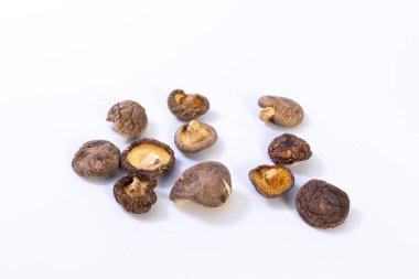 Beyaz arka planda kurutulmuş shiitake mantarı..