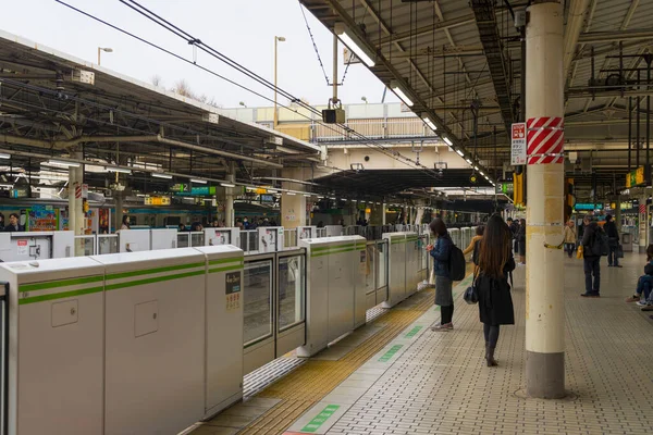 Tokyo Japan Dec 2019 Oidentifierade Personer Står Plattformen För Tågstationen — Stockfoto