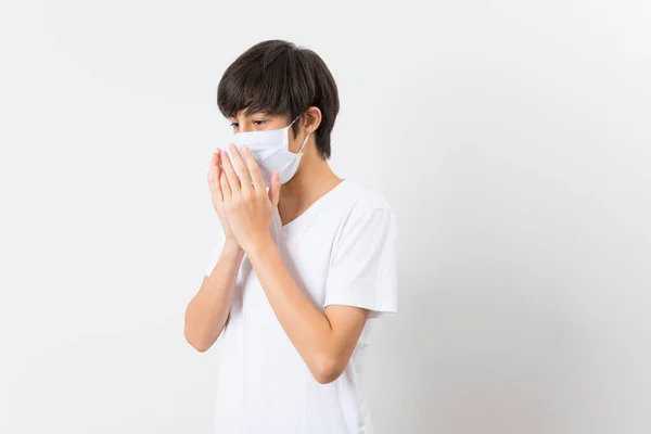 Doente Menino Pré Adolescente Vestindo Uma Máscara Tosse Fundo Branco — Fotografia de Stock