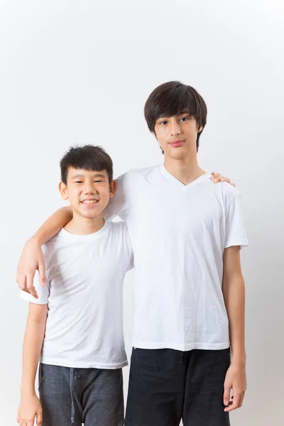 白い背景に隔離された白いTシャツを着た2人の少年 — ストック写真
