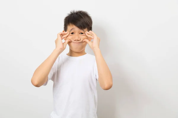 Asiático Chico Hacer Mueca Divertido Cara Pie Sobre Blanco Fondo — Foto de Stock