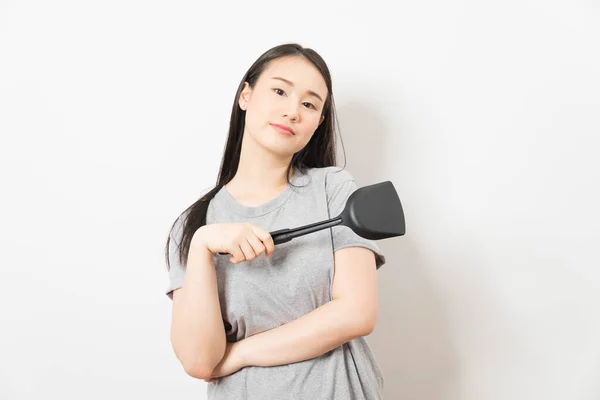 Junge Asiatische Hausfrau Halten Einen Spachtelständer Isoliert Auf Weißem Hintergrund — Stockfoto