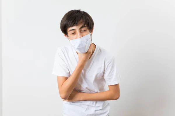 Doente Menino Pré Adolescente Vestindo Uma Máscara Tosse Fundo Branco — Fotografia de Stock