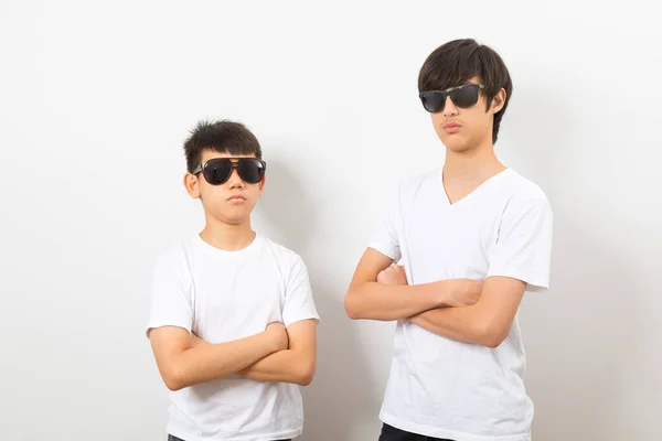 Dva Malí Asijští Chlapci Nosí Sluneční Brýle Stojící Chytře Dívají — Stock fotografie