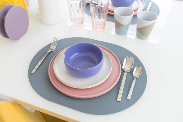Όμορφη Ρύθμιση Τραπέζι Ροζ Και Μωβ Πιάτα Στο Τραπέζι Γυάλινα — Φωτογραφία Αρχείου