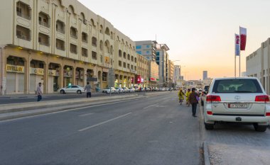 Doha, Katar - 22 Kasım 2019: Doha, Katar 'daki şehir caddesi manzarası  