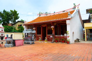 Songkhla, Tayland - 3 Ekim 2020: Tayland 'ın Songkhla kentindeki Nang Ngam Yolu' ndaki Chao Pho Kuan U Tapınağı 'nın dış görünümü.