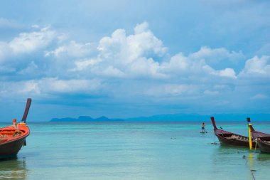 Tayland 'ın güneyindeki Ko Lipe adasında uzun kuyruklu tekne limanı. Tropik ve egzotik ada, Tarutao Ulusal Doğa Parkının bir parçası olan tropik cennetin sembolüdür.