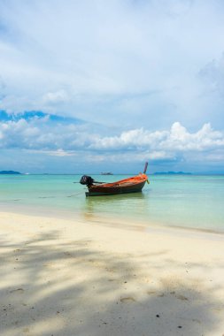 Tayland 'ın güneyindeki Ko Lipe adasında uzun kuyruklu tekne limanı. Tropik ve egzotik ada, Tarutao Ulusal Doğa Parkının bir parçası olan tropik cennetin sembolüdür.