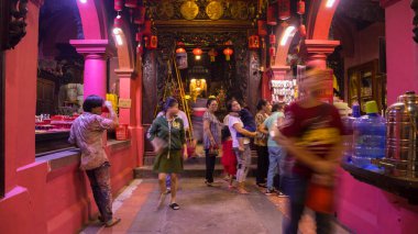 Güzel antik Asya tapınağında ziyaretçiler