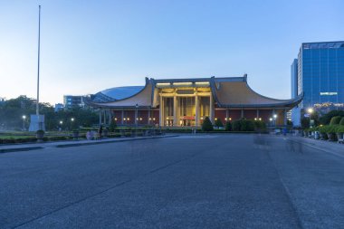 TAIPEI, TAIWAN - 6 Ağustos 2018 'de Tayvan' ın Taipei kentinde Sun Yat-Sen Anıt Salonu 'nun gece manzarası.