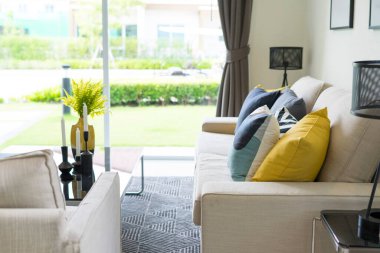 Modern oturma odasındaki siyah mum tutacağı ve yeşil vazo.