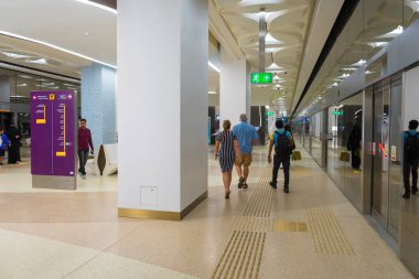 Doha, Katar - 22 Kasım 2019: Katar 'ın Doha kentindeki Souq Waqif metro istasyonunun iç görünümü