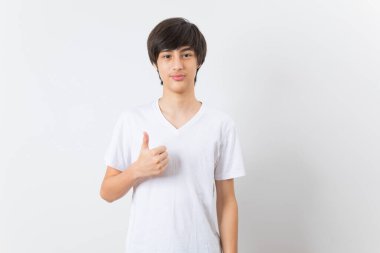 Beyaz arka planda izole edilmiş, mutlu bir gencin portresi.