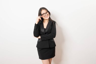 Gözlüklü zeki ve güzel Asyalı kadın gülümsüyor beyaz arka planda duruyor..