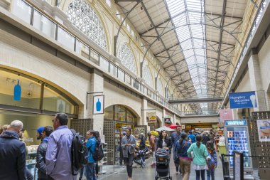 SAN FRANCISCO, ABD - 17 Nisan 2018: 17 Nisan 2018 'de San Francisco şehir merkezindeki Embarcadero' da Ferry Building ve Marketplace 'in iç görünümü.