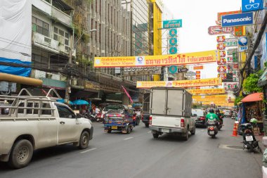 Bangkok, Tayland - 6 Kasım 2020: Bangkok Çin Mahallesi Yaowarat Yolu üzerindeki şehir yaşam tarzı, 6 Kasım 2020.