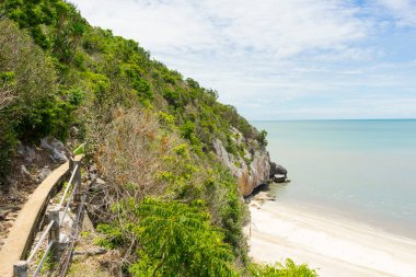 Tayland 'daki Khao Sam Roi Yot Milli Parkı' nda yürüyorum..