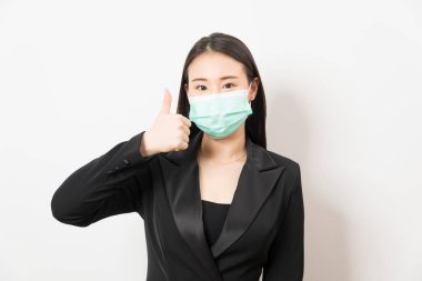 Beyaz arka planda soyutlanmış yüz maskesi takan genç Asyalı kadın..