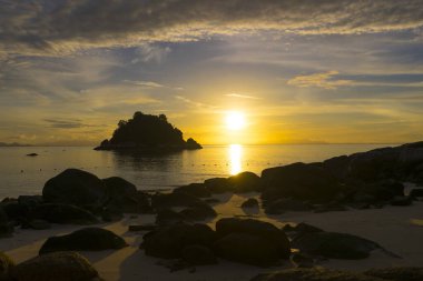 Koh Lipe Sahili Tayland 'da güzel bir gün batımı, yaz tatili..