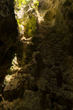 Işık, Tayland 'daki Prachuap Khiri Khan' daki Phraya Nakhon Mağarası 'nın içinde tepeden tırnağa parlıyor..